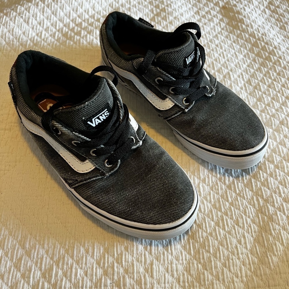 Vans in denim. Size 4 for kids. Like new condition. Stonewashed black. - Picture 4 of 7